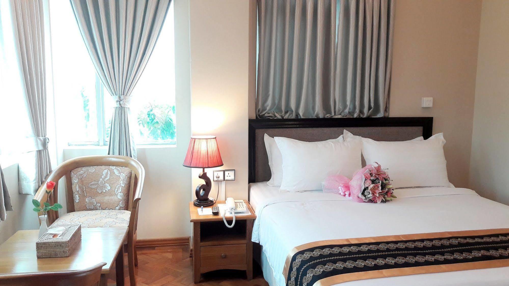 Grand Laurel Hotel Yangon Dış mekan fotoğraf
