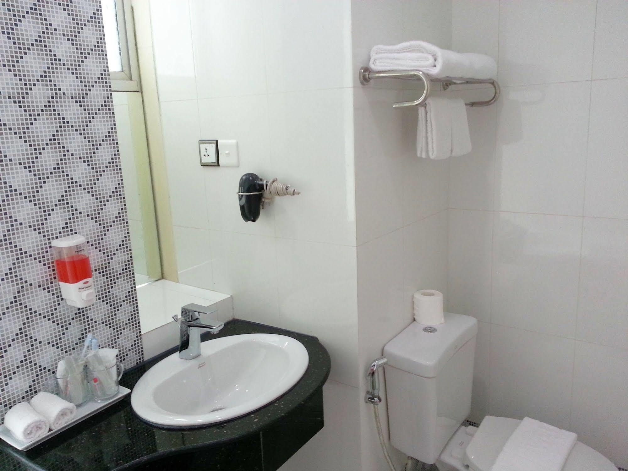 Grand Laurel Hotel Yangon Dış mekan fotoğraf
