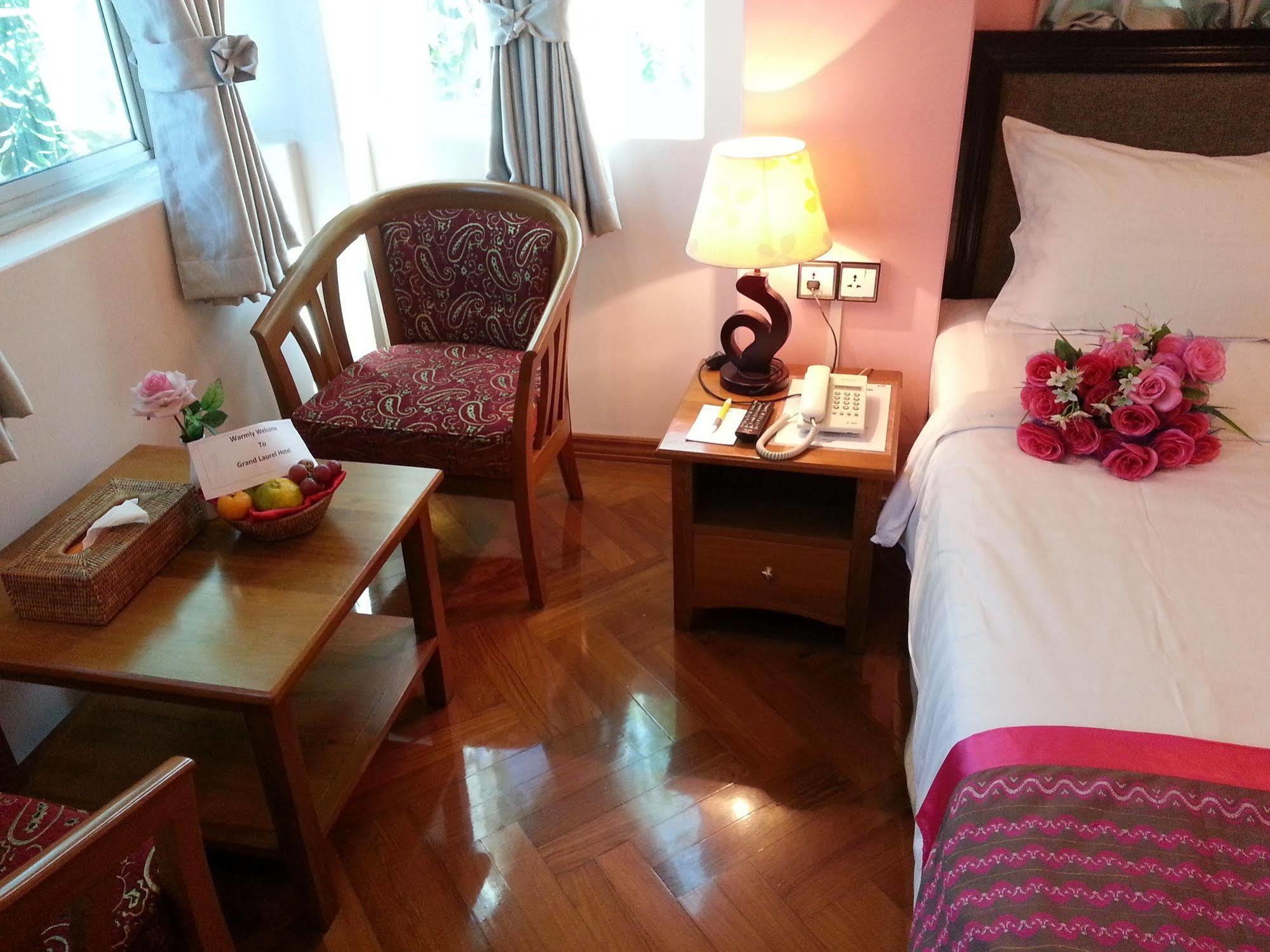 Grand Laurel Hotel Yangon Dış mekan fotoğraf