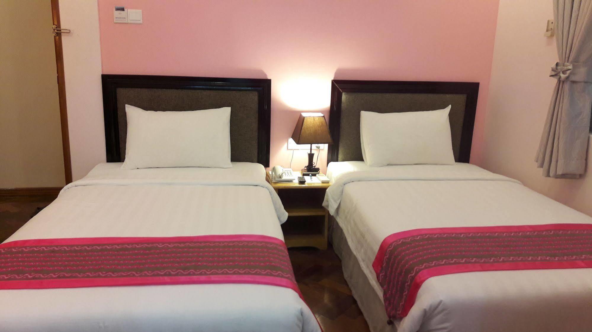 Grand Laurel Hotel Yangon Dış mekan fotoğraf